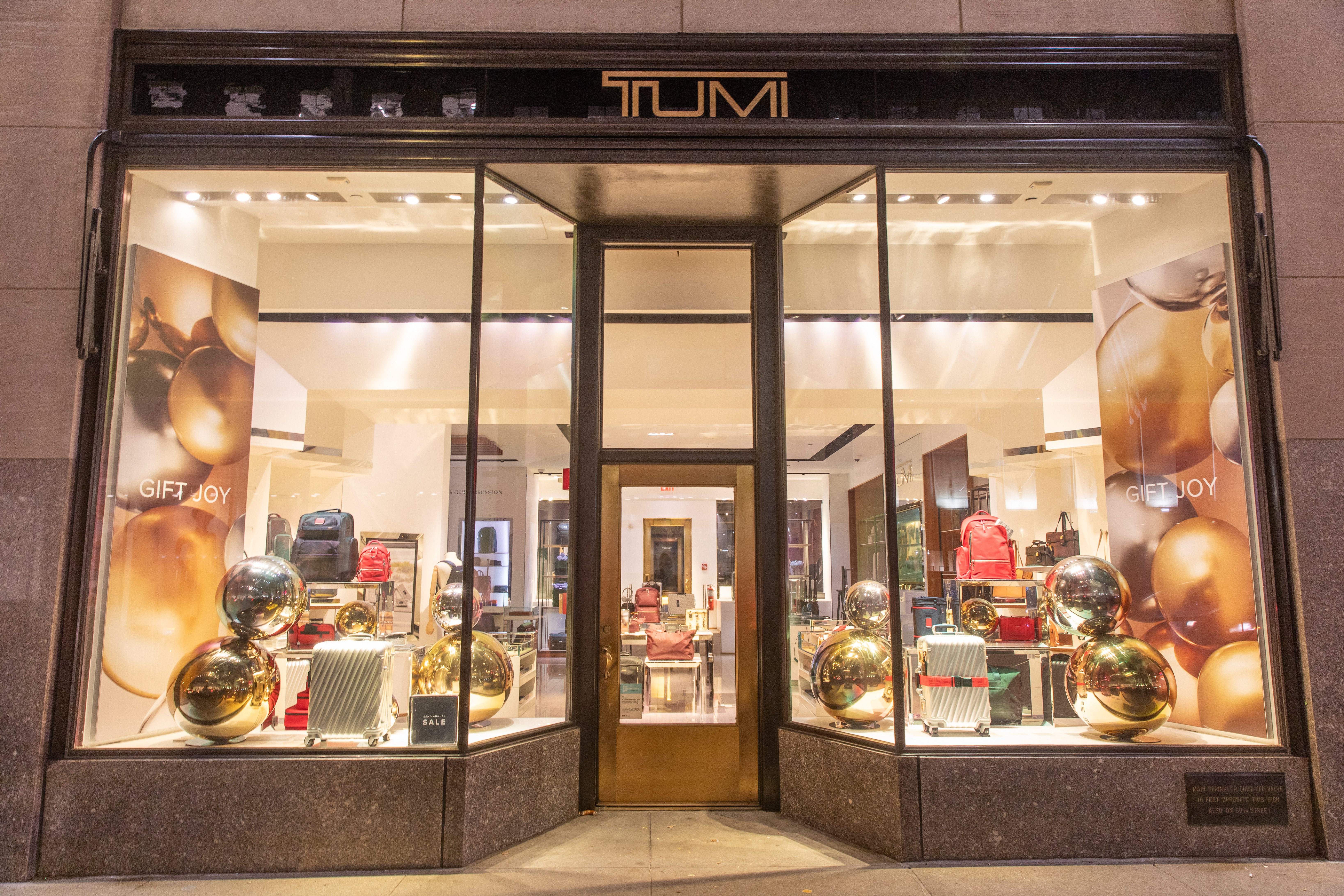 Featured image for post: TUMI™: Custom Holiday Displays in a Hurry